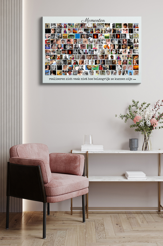 Fotocollage met veel foto's in rijen en persoonlijke tekst, aan de muur boven een sidetable naast een roze stoel