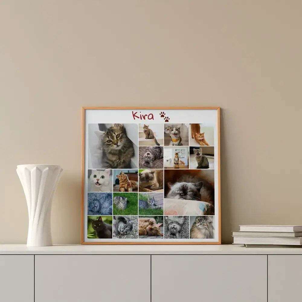 Staande fotocollage ter herinnering aan een kat met naam en pootafdrukken, in houten lijst op een dressoir naast een vaas