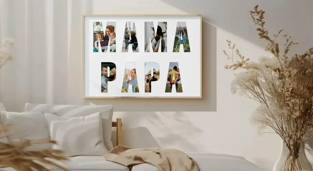 Fotocollage voor ouders met foto's in grote letters op twee regels, in een lichte houten lijst naast droogbloemen