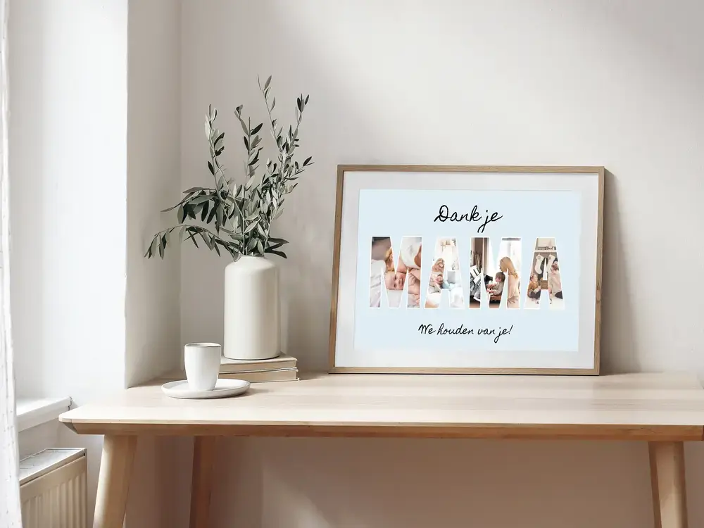 Persoonlijk moederdagcadeau: fotocollage in lettervorm op lichtblauwe achtergrond, in een houten lijst op een bureau