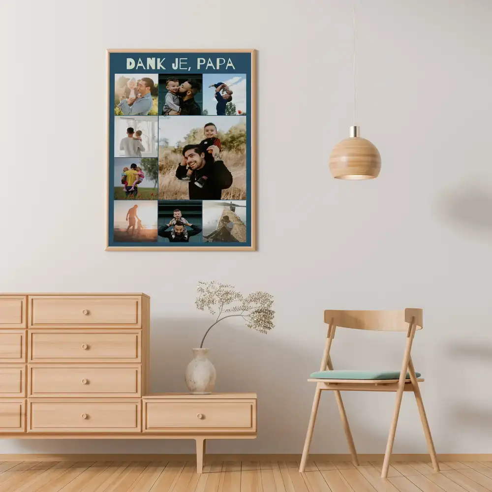 Fotocollage met papa en kinderen op een blauwe achtergrond, ingelijst aan de woonkamermuur als Vaderdagcadeau