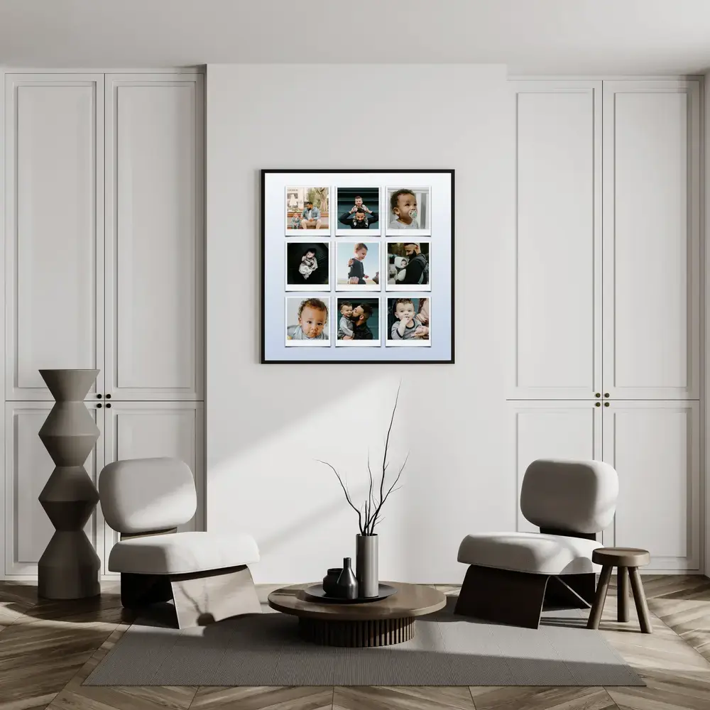 Collage van negen familiefoto’s in een zwarte lijst aan de woonkamerwand, een persoonlijk cadeau voor Vaderdag
