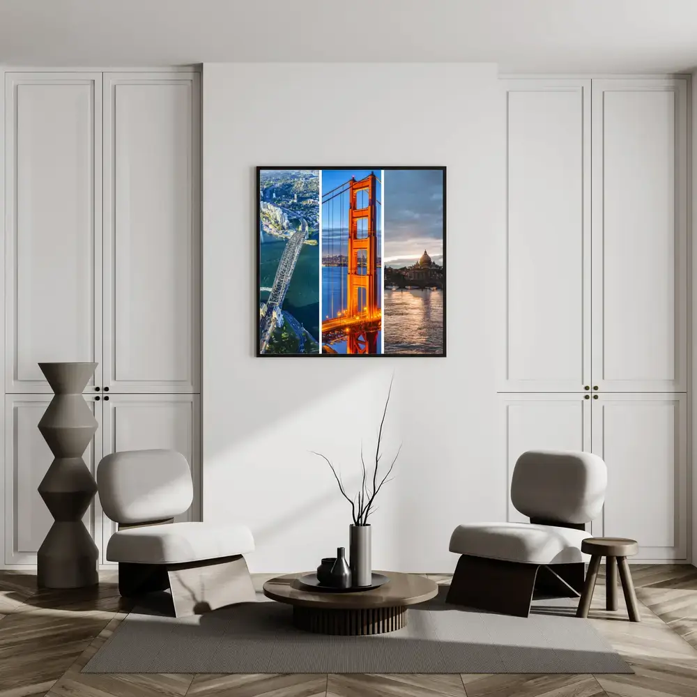 Vakantiefotocollage met drie verticale stadsgezichten en de Golden Gate Bridge aan de muur in een lichte woonkamer