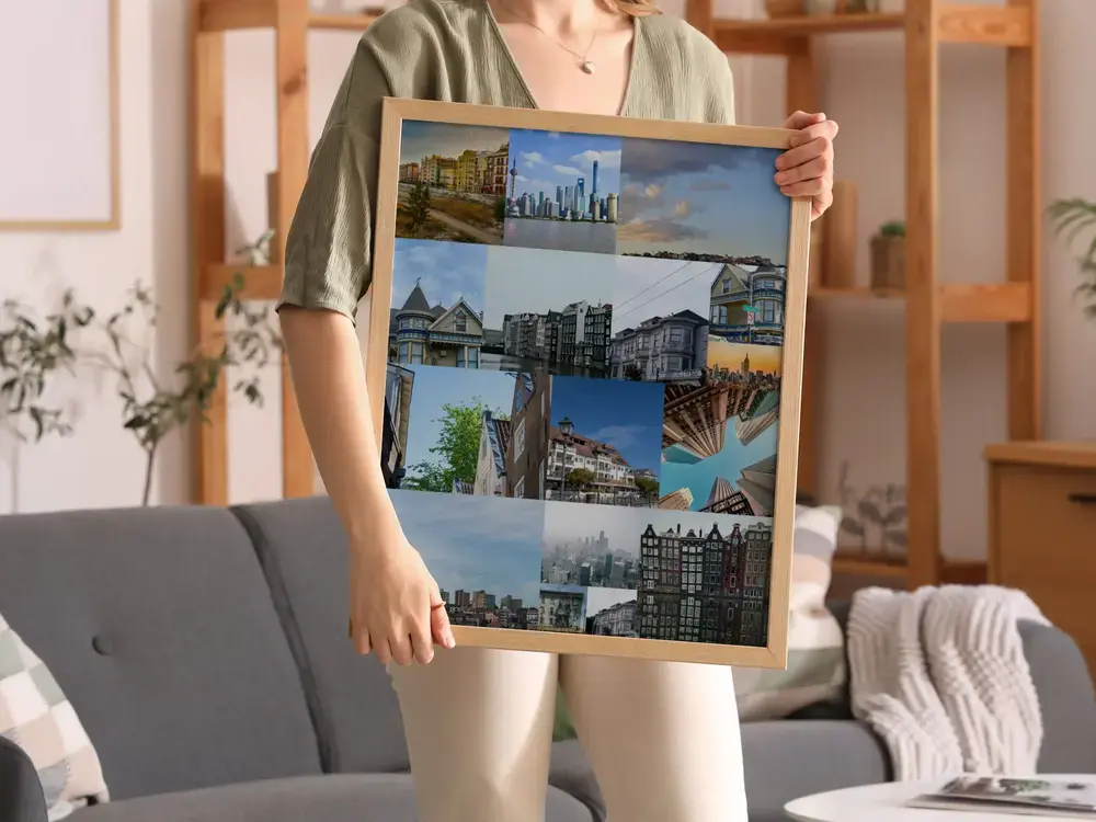 Fotocollage met steden in een lichte houten lijst voor een grijze bank, een cadeau voor reisliefhebbers