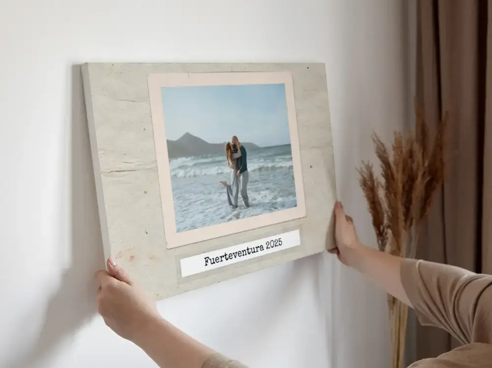 Vakantiefotocollage op canvas tegen een lichte muur met strandfoto en bijschrift, een persoonlijk cadeau voor stellen