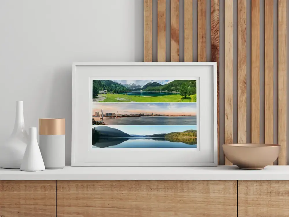 Reisfotocollage van meren en een skyline in witte lijst op een houten dressoir, een vakantieherinnering als cadeau