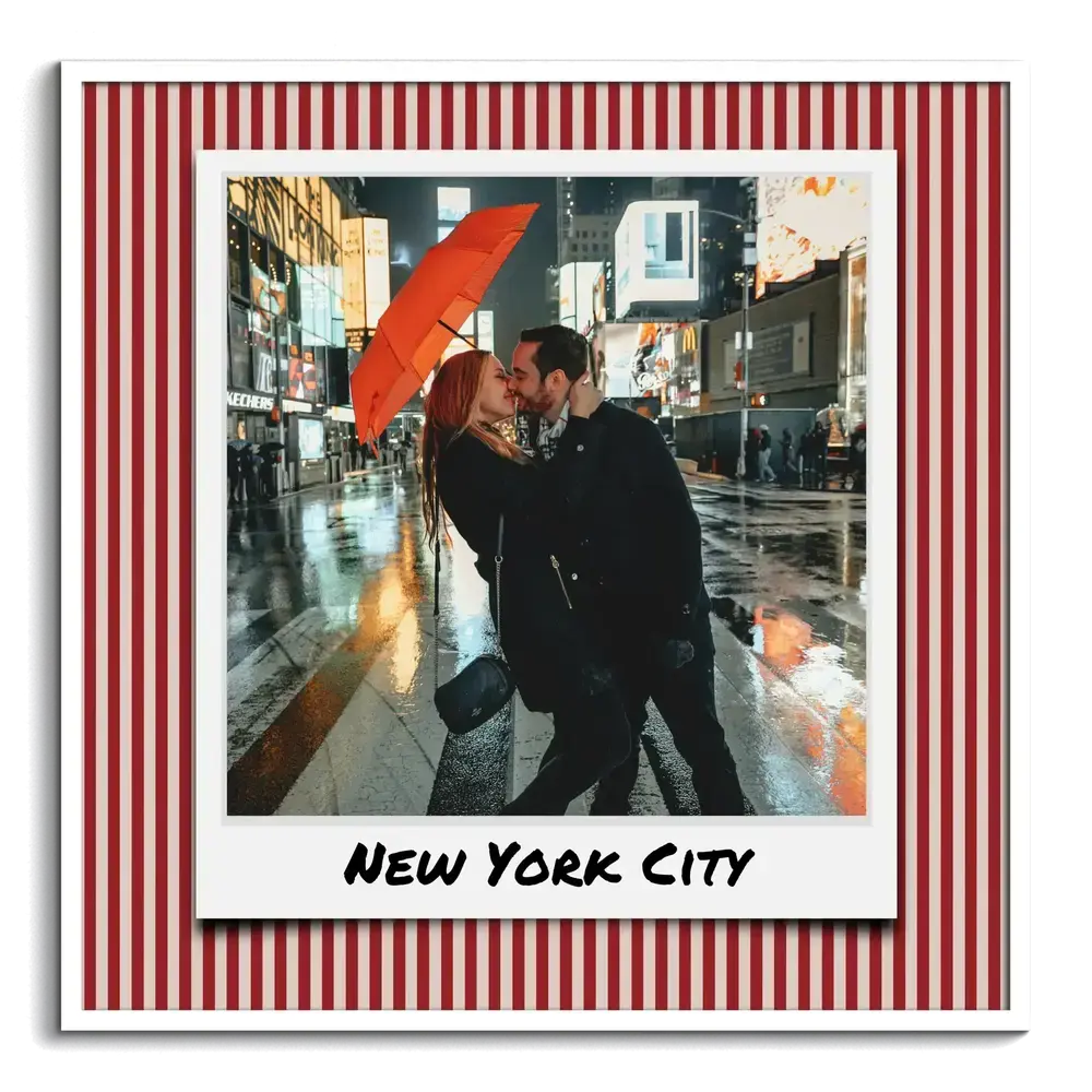 Stedentrip-fotocollage in witte lijst met een polaroidfoto van een stel op een rood-wit gestreepte achtergrond