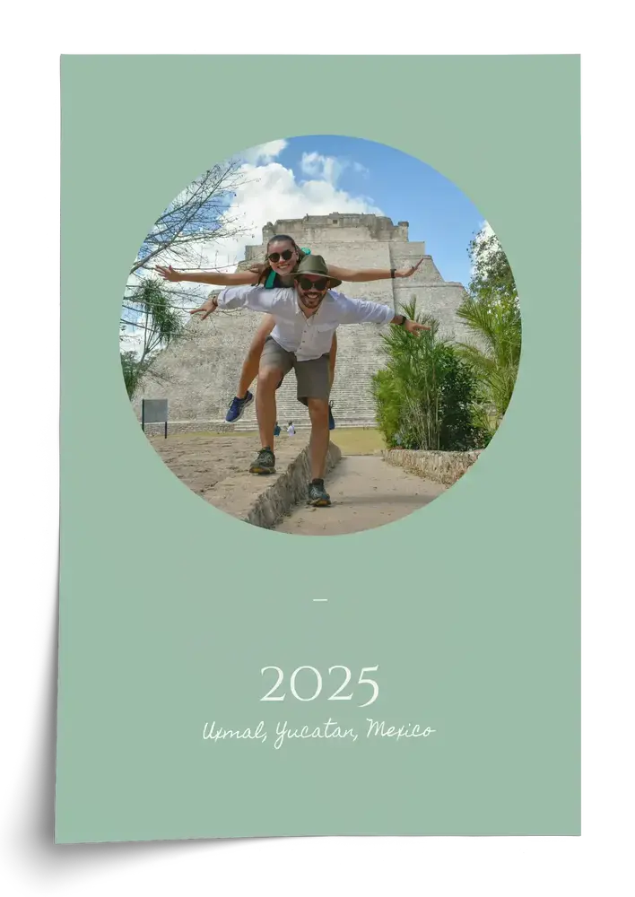 Reisposter met ovale vakantiefoto op saliegroen, gepersonaliseerd met jaartal en bestemming