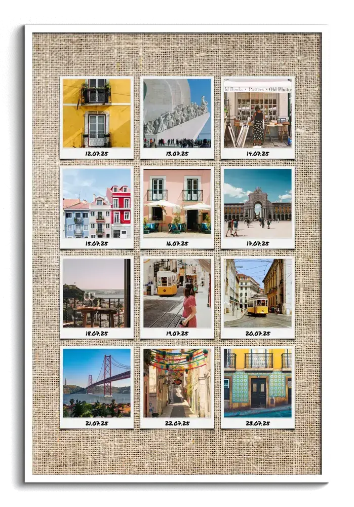Reiscollage met twaalf gedateerde foto’s van Lissabon in polaroidstijl, op een juteachtergrond in een witte lijst