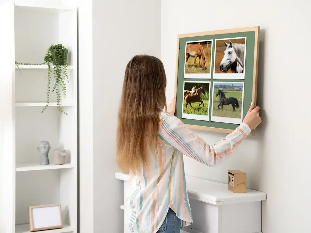 Paardenfotocollage in polaroidstijl met een naturel houten lijst boven de schouw in een lichte woonkamer