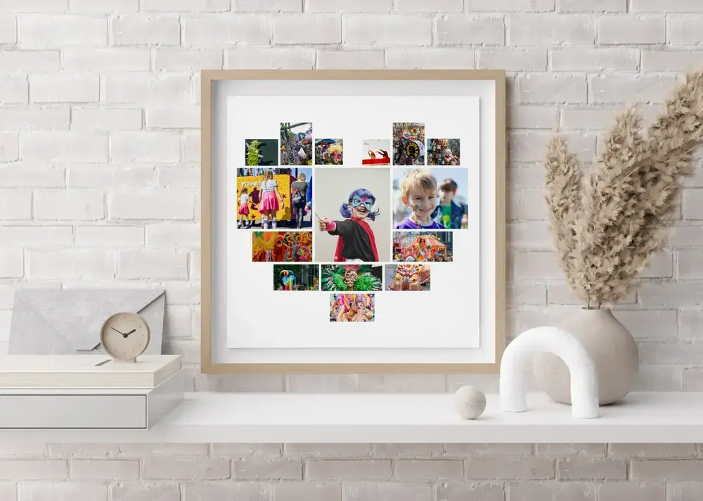 Carnavalsfotocollage in hartvorm met naturel houten lijst op een wit dressoir, een persoonlijk cadeau voor het gezin