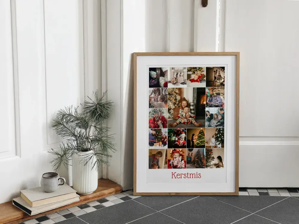Kerstfotocollage met familiefoto’s en tekst onderaan, in een houten lijst op de vloer naast een vaas