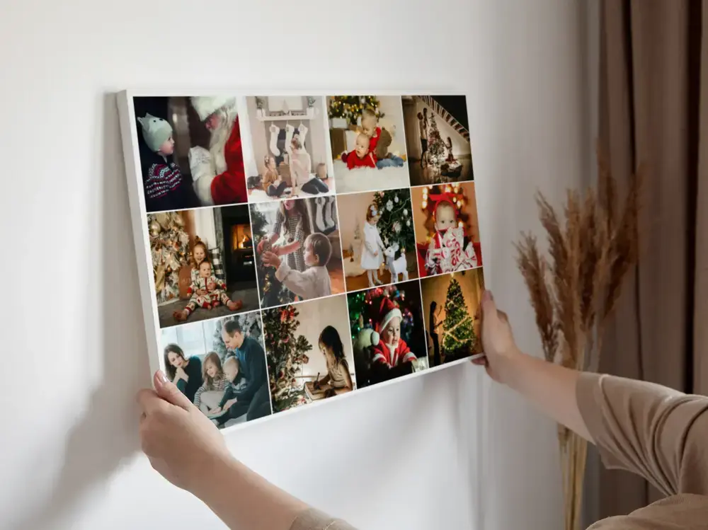 Liggende kerstfotocollage met familiefoto’s in een raster, aan een lichte muur naast een vaas met droogbloemen
