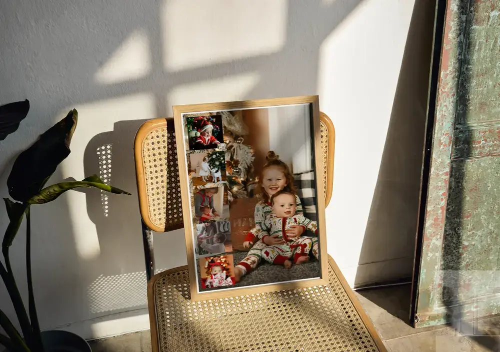 Kerstfotocollage met grote kinderfoto en fotostrook in een houten lijst op een stoel met gevlochten zitting