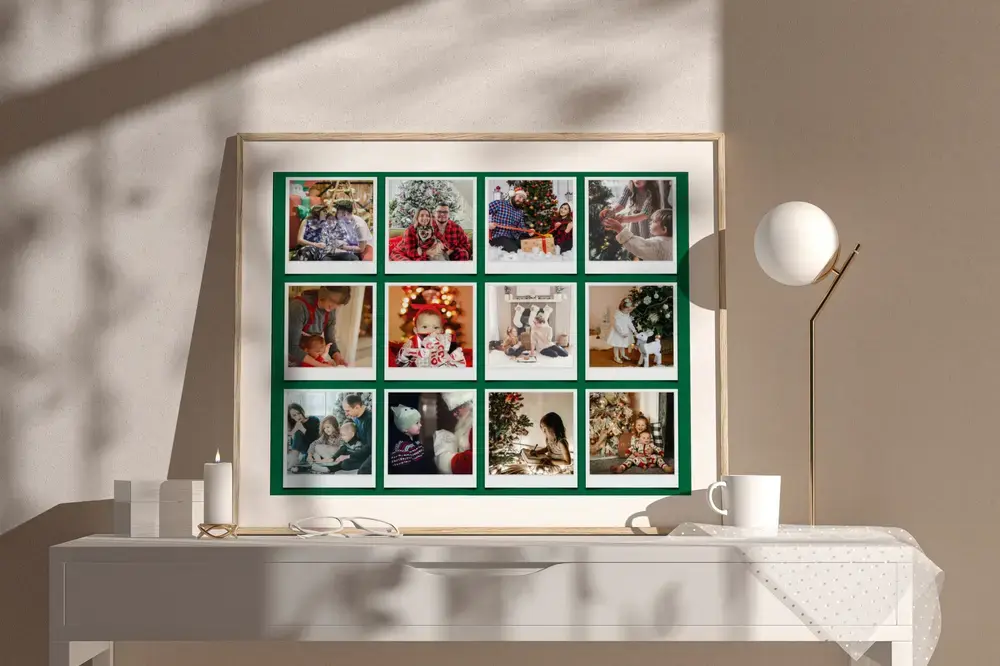 Kerstcadeau voor de familie: collage met twaalf foto’s in polaroidstijl op groen, in een houten lijst op een dressoir