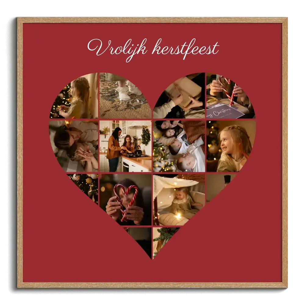 Kerstfotocollage met familiefoto’s in hartvorm en een kerstgroet op donkerrood, in een naturel houten lijst