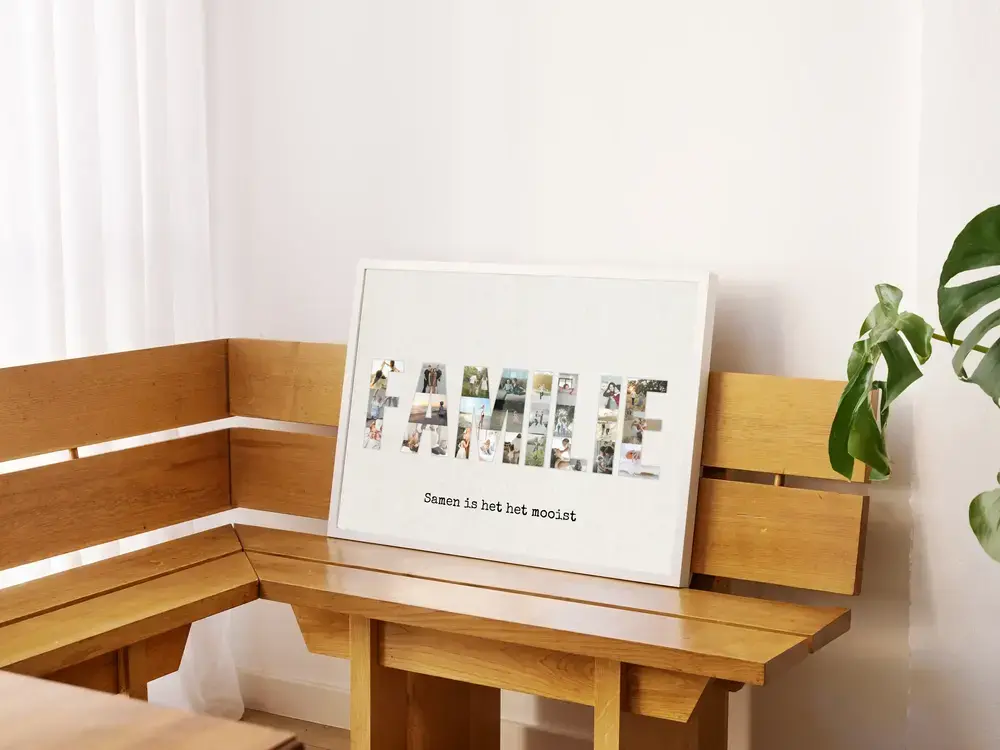 Fotocollage in lettervorm met spreuk, in een witte lijst op een houten bankje, als persoonlijk cadeau voor de familie