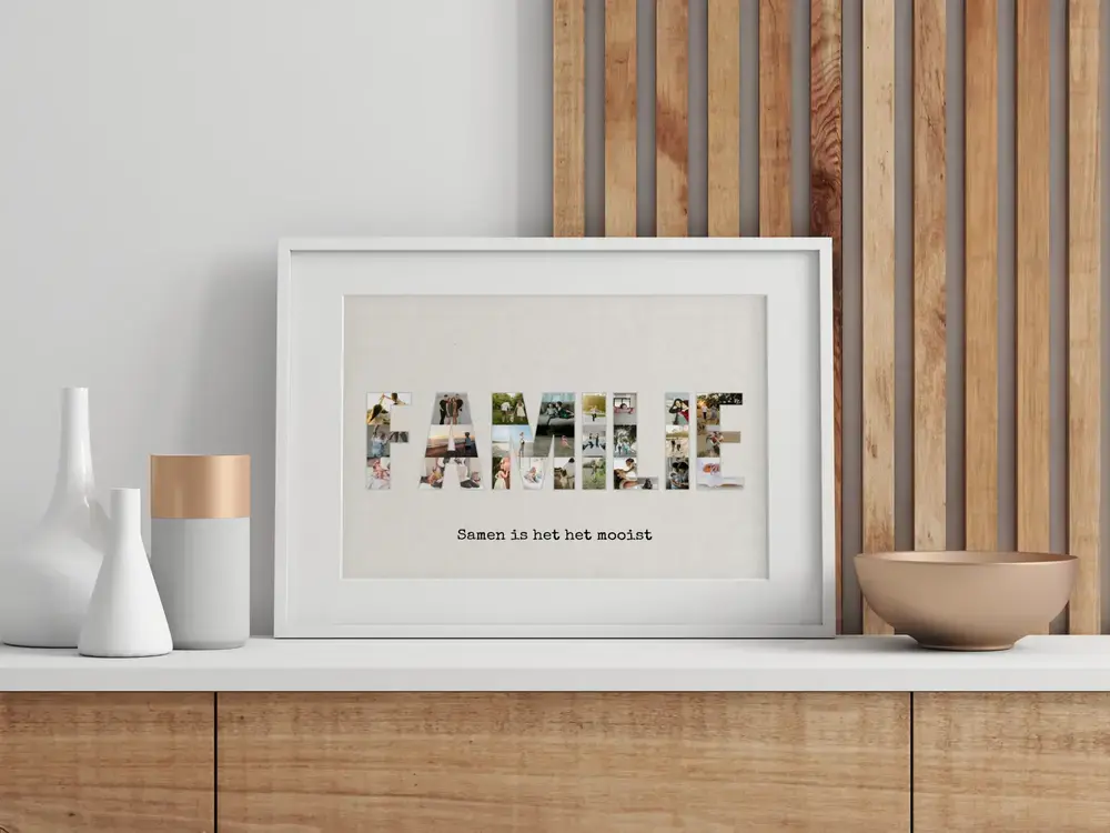 Familiefotocollage in grote letters met een spreuk eronder, in een witte lijst op een dressoir naast vazen