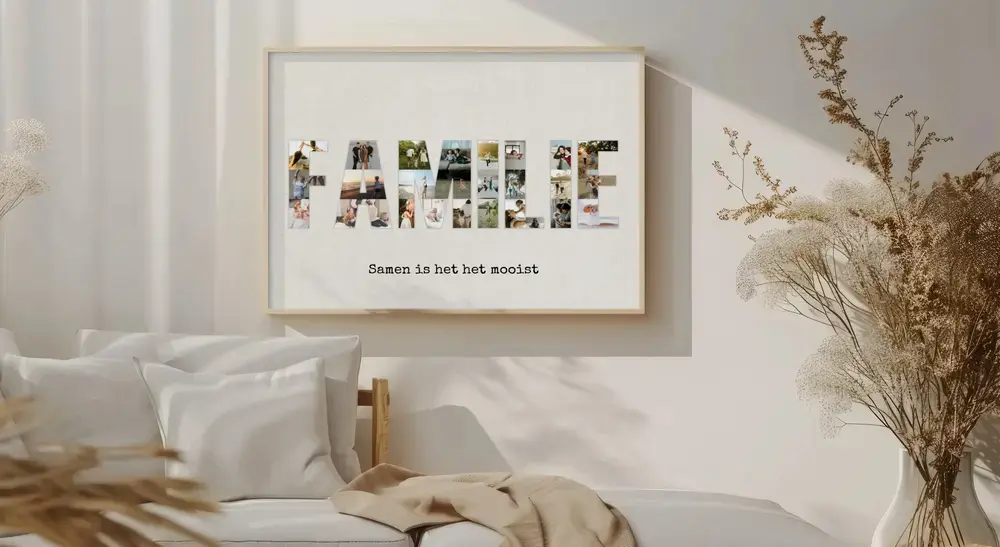 Ingelijste fotocollage in lettervorm aan een lichte muur naast droogbloemen, een warm familiecadeau