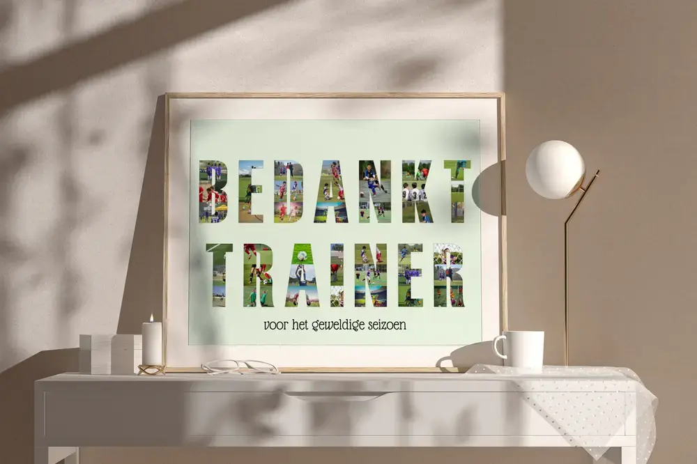 Fotocollage in lettervorm met een bedankje voor de trainer, in een lichte houten lijst op een witte sidetable