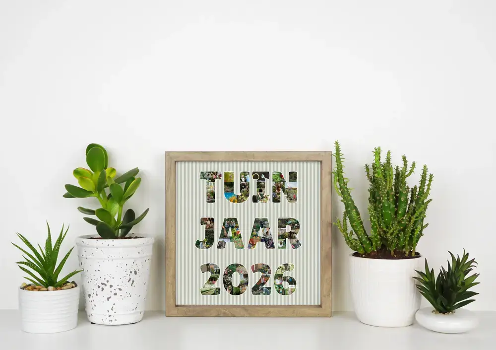 Fotocollage met tuinfoto’s in letters en een jaartal op een gestreepte achtergrond, in een houten lijst tussen planten
