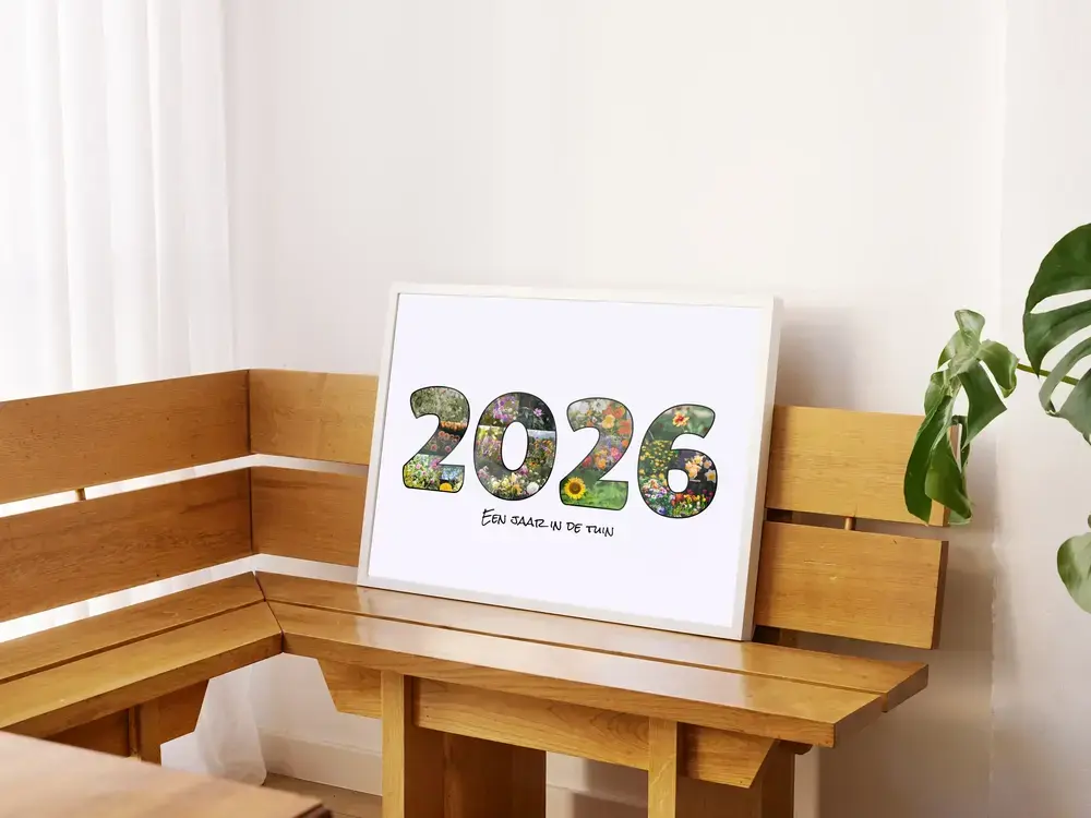 Fotocollage van een tuinjaar met bloemenfoto’s in cijfers, in een witte lijst op een houten hoekbank