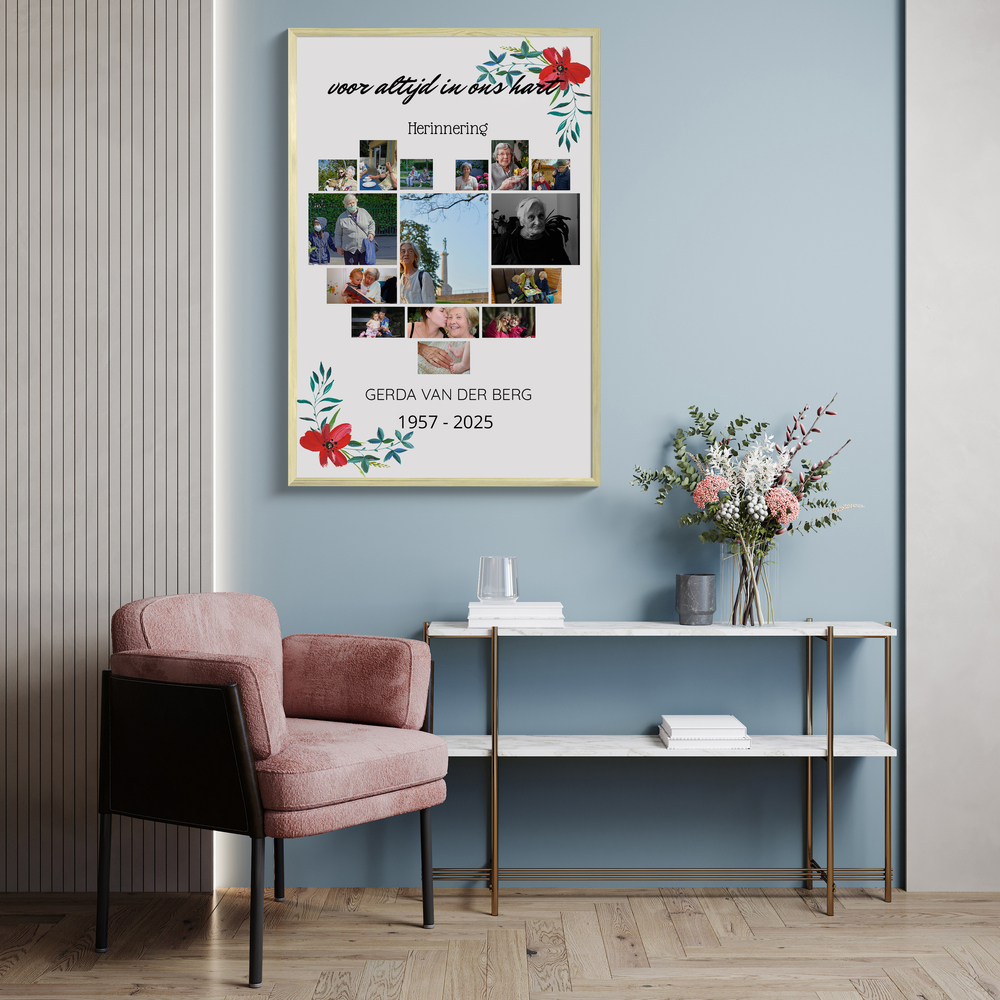 Herinneringscollage met foto's in hartvorm en bloemen, in een lichte lijst aan een blauwe muur naast een fauteuil