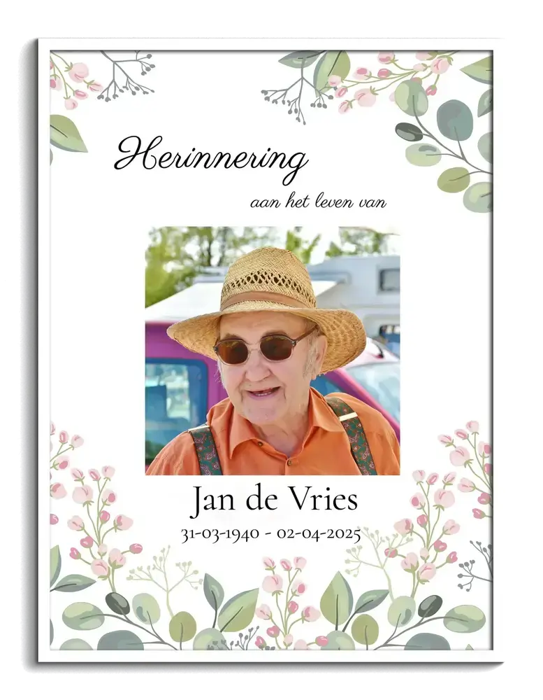 Herdenkingsposter met portret, naam en datums op een zachte bloemenachtergrond, ingelijst in wit