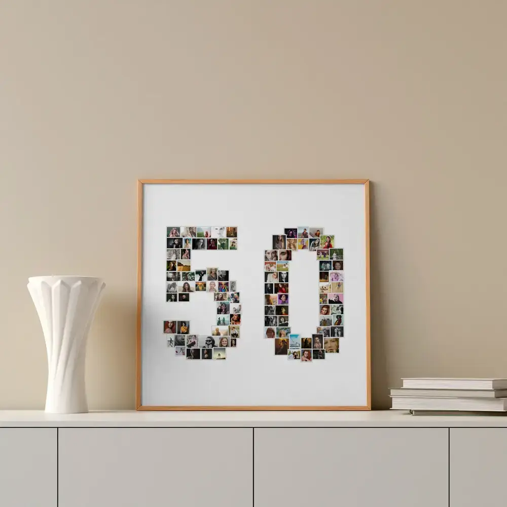 Fotocollage van het getal 50 op een witte achtergrond in een naturel houten lijst, op een dressoir naast een vaas