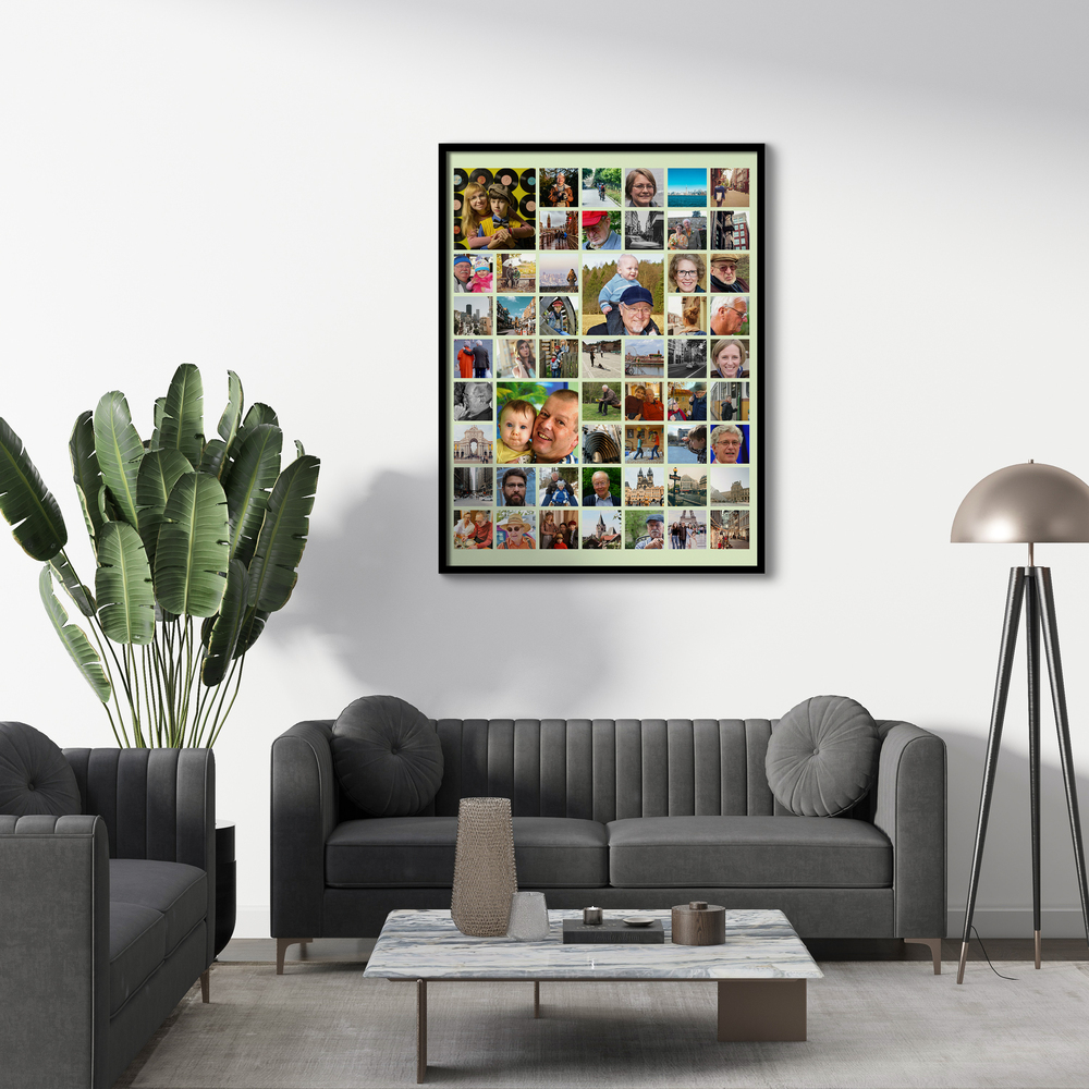 Familiecollage in een zwarte lijst met grotere kinderfoto's in het raster, boven de grijze bank in de woonkamer