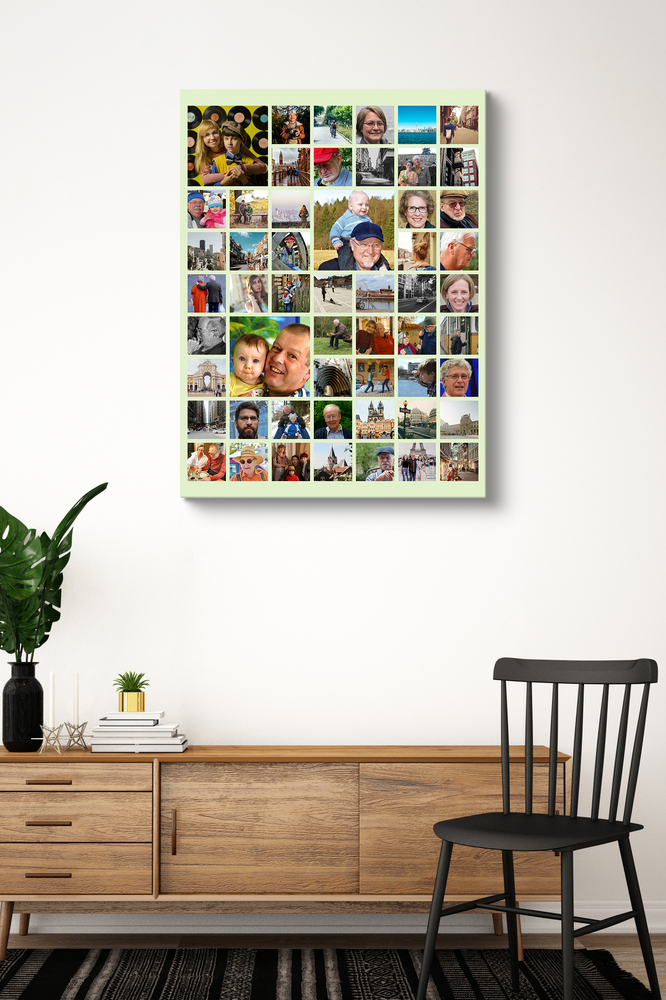 Familieposter zonder lijst met grote en kleine foto's in een lichtgroen raster, boven een houten dressoir naast een stoel