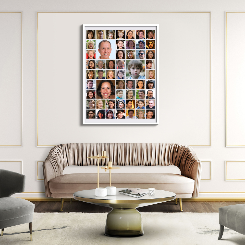 Fotocollage in witte lijst met portretten in een raster en enkele grotere foto's, boven een beige bank in de woonkamer
