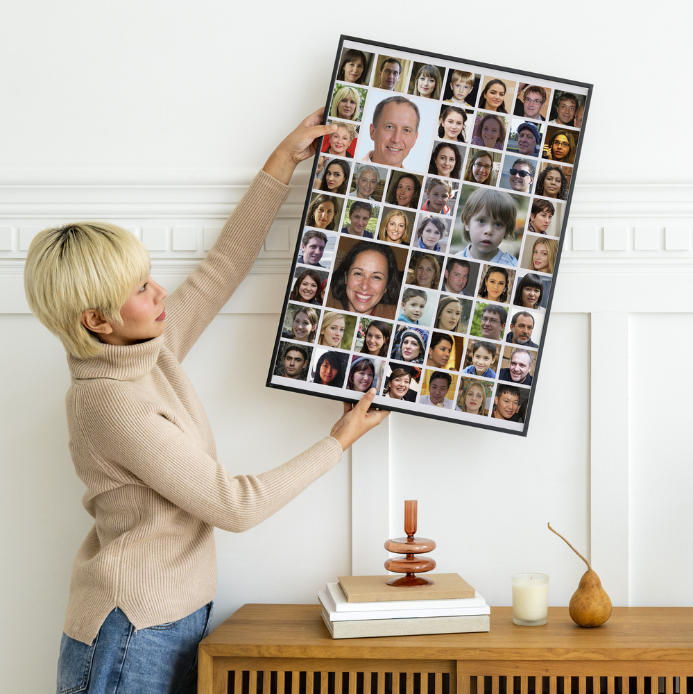 Fotocollage met grote en kleine portretten in een lijst voor een witte wand boven een dressoir, als cadeau voor het team