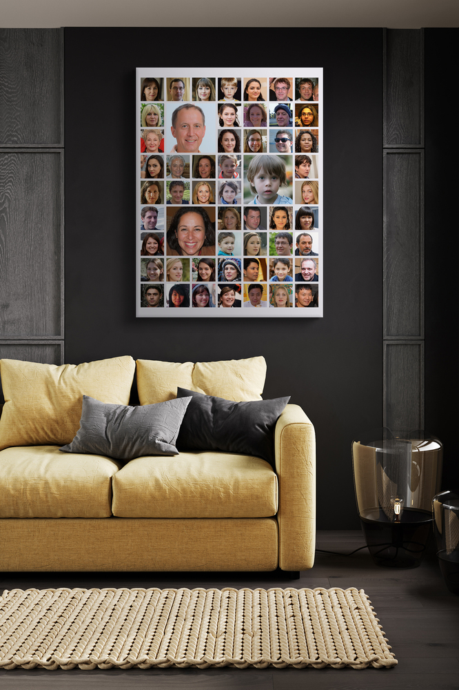 Staande fotocollage met vierkante portretten en enkele grotere foto's aan een donkere wand boven een gele bank