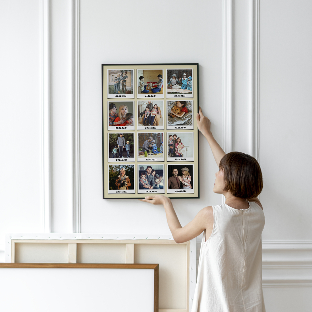 Vakantiefotocollage in instantfotostijl, donker ingelijst aan een witte sierlijstwand, cadeau-idee voor reisliefhebbers