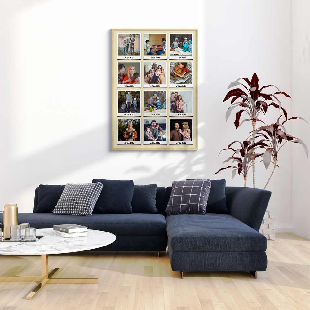 Vakantiefotocollage in instantfotostijl met lichte lijst boven een donkerblauwe bank in de woonkamer