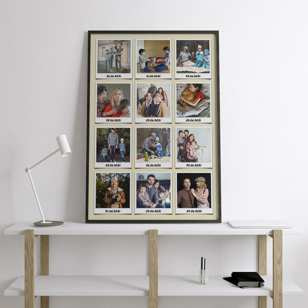 Reisdagboek-fotocollage met 12 gedateerde instantfoto’s in een donkere lijst op een witte wandtafel