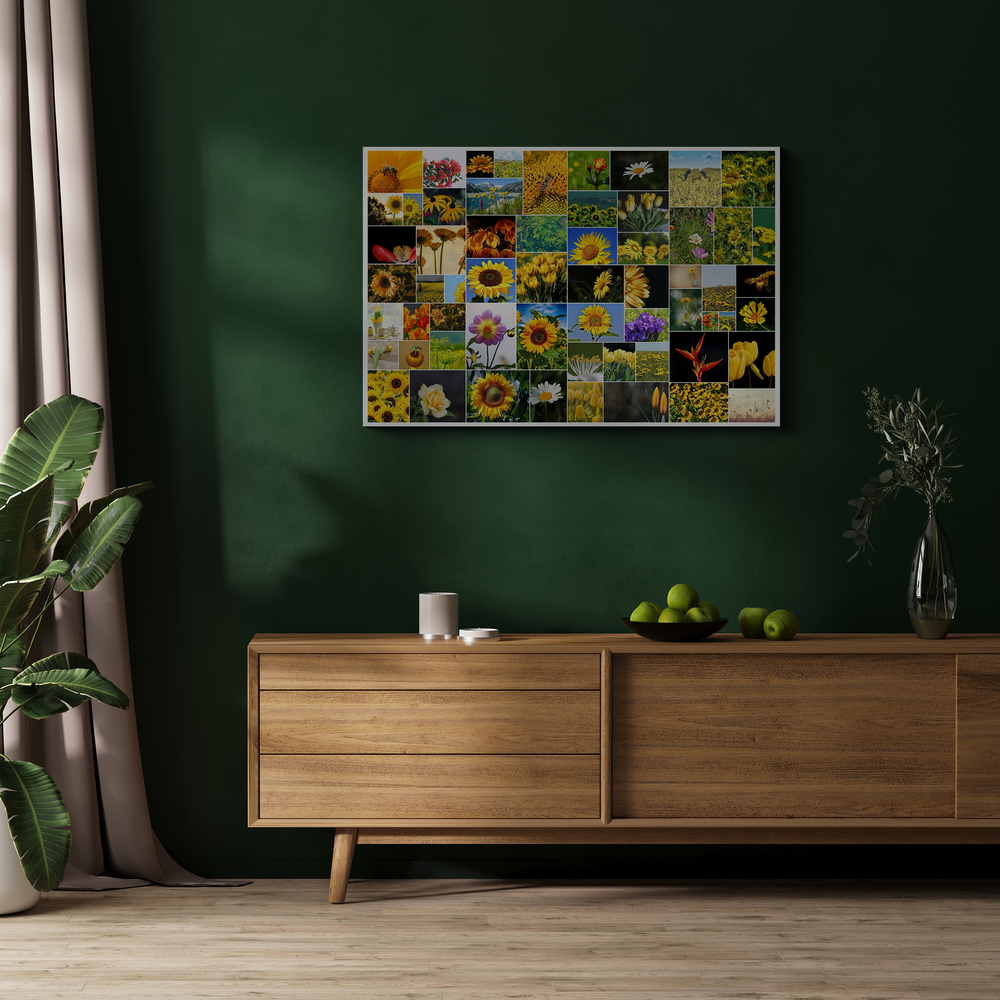 Fotocollage met gele bloemen aan een donkergroene muur boven een houten dressoir