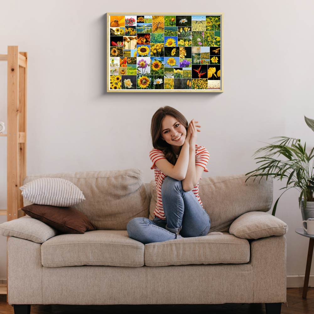 Ingelijste fotocollage met 61 bloemenfoto’s in een speelse indeling boven een beige bank in de woonkamer