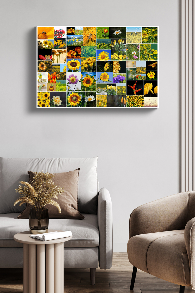 Fotocollageposter zonder lijst met zonnebloemen en kleurrijke bloemen, aan een grijze muur boven een zithoek