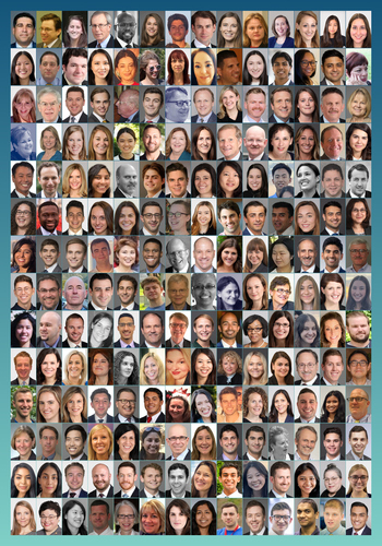 Fotocollage als pensioencadeau met portretfoto’s in een raster en een turquoise rand tegen een rode achtergrond