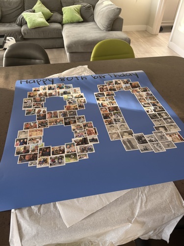 Fotocollageposter voor een 80e verjaardag, met foto's in de vorm van het getal 80 op een blauwe achtergrond, op tafel