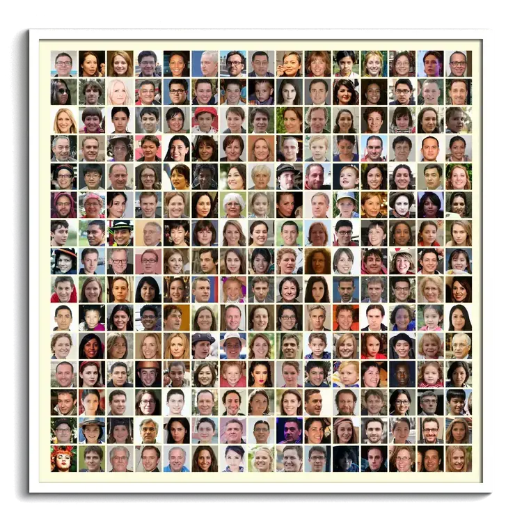 Vierkante fotocollage met meer dan 220 portretten in een strak raster, in een witte lijst tegen een zwarte achtergrond